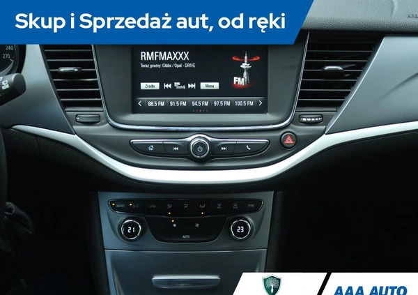 Opel Astra cena 53000 przebieg: 77026, rok produkcji 2017 z Dynów małe 277